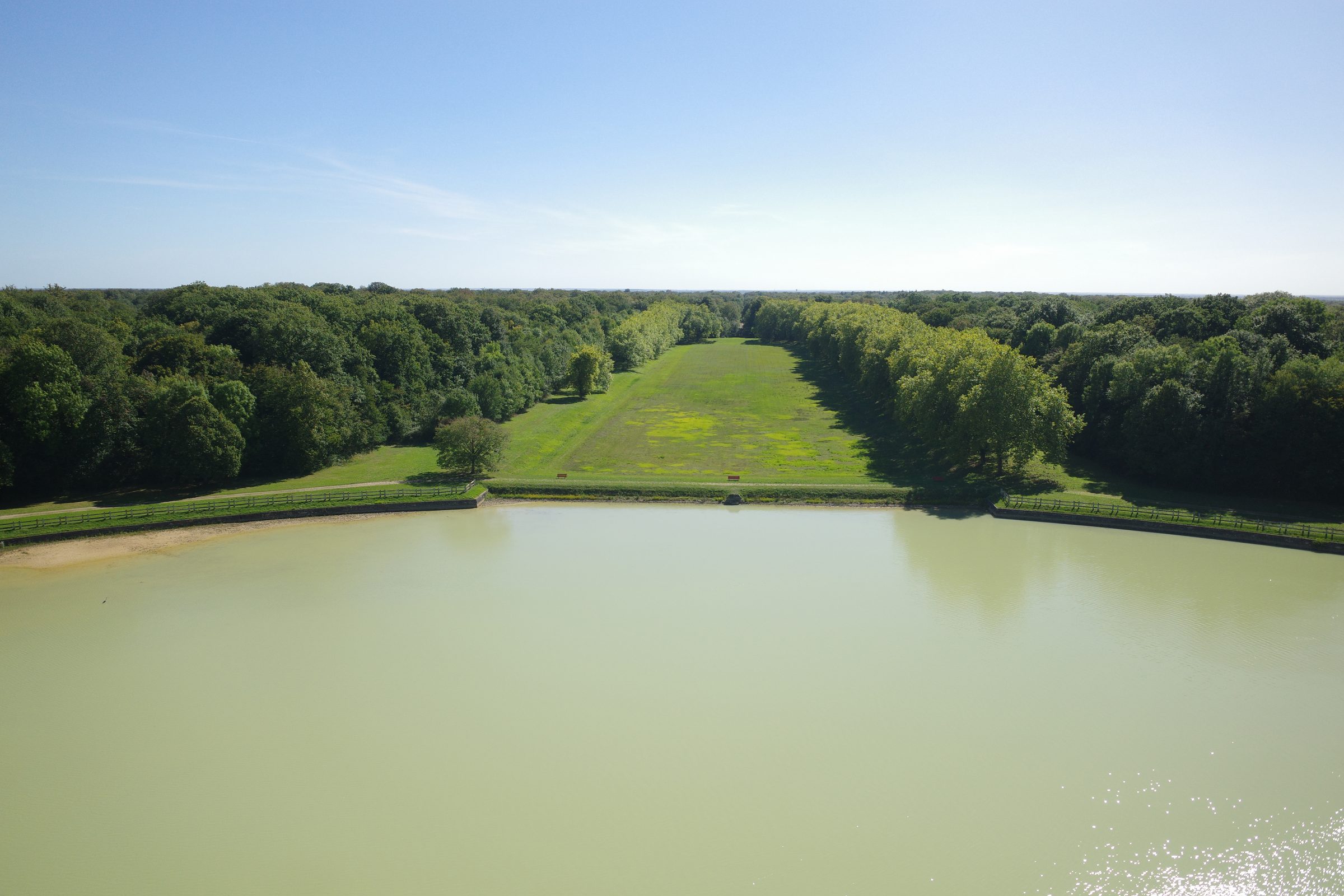Le bassin et une grande pelouse (un boulingrin) autrefois un canal, qui a évolué en marécage avant d'être enherbé.