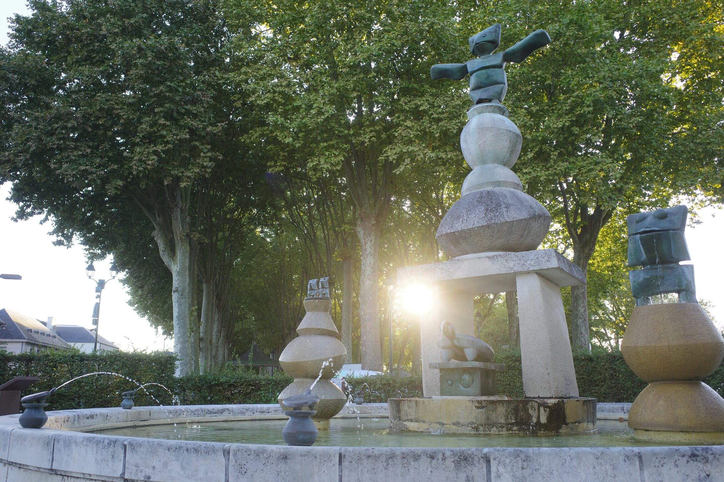 Fontaine Max Ernst (1967), Aux Cracheurs, au Drôle, au Génie