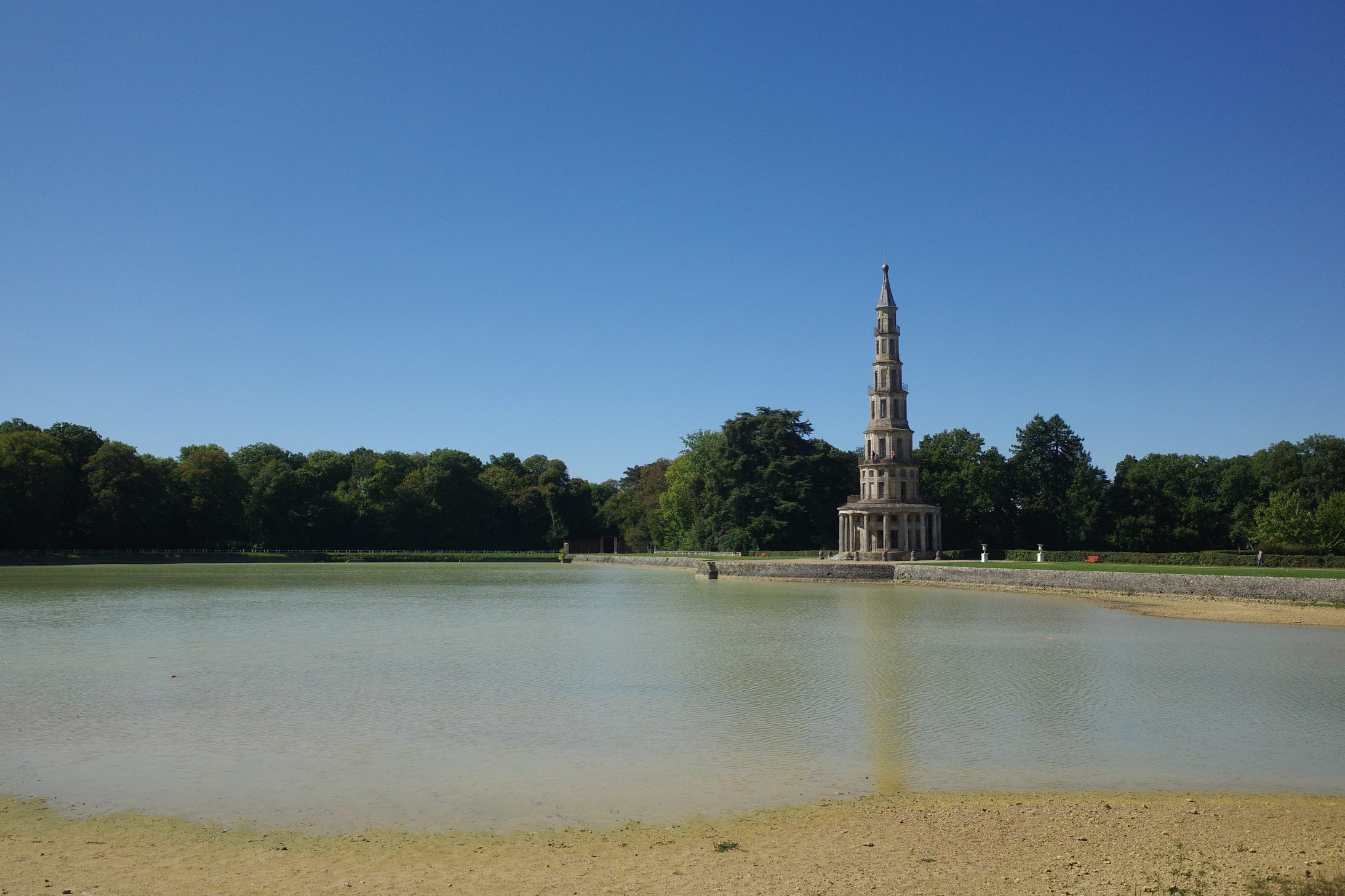 Le bassin loin d'être rempli devant la pagode