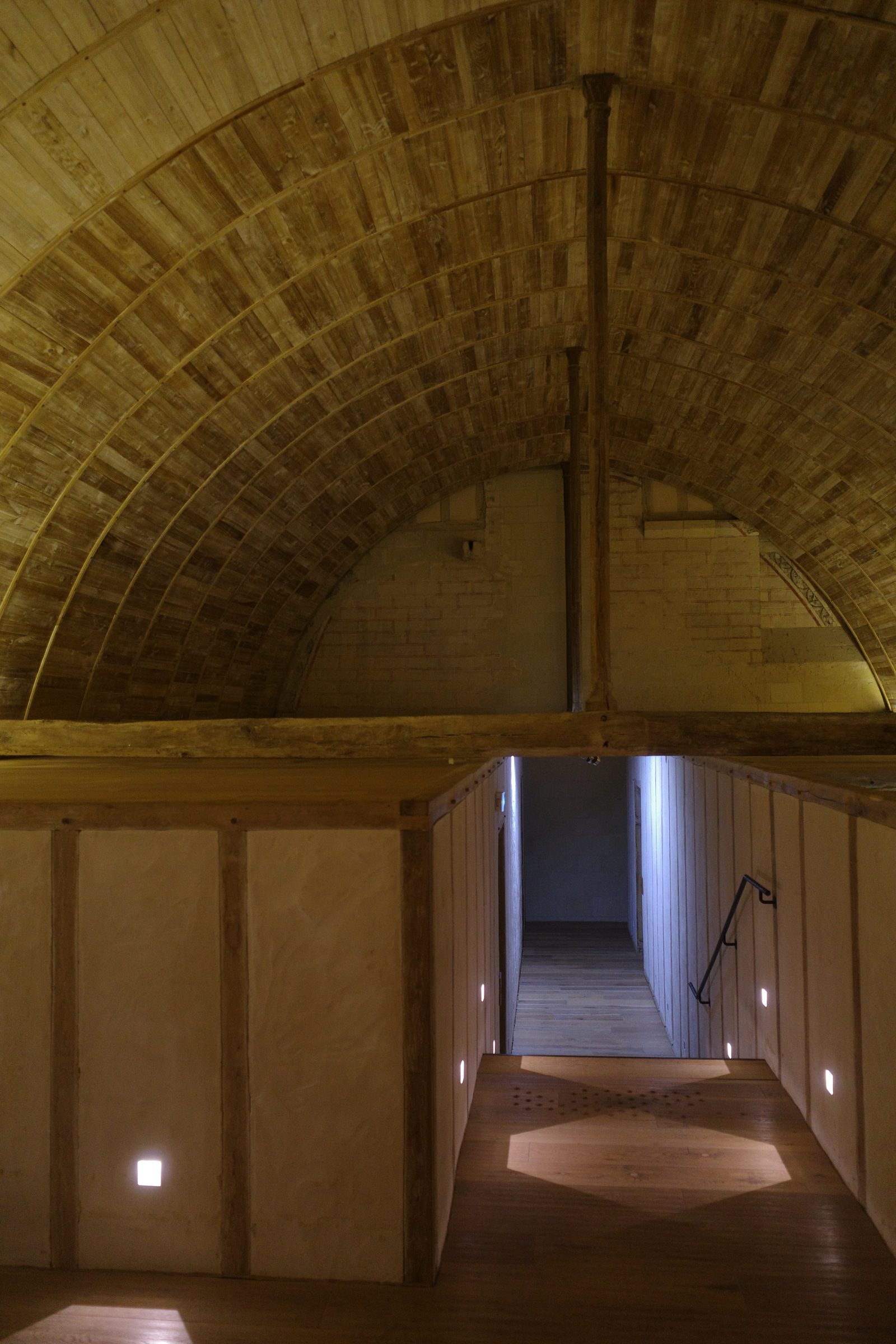 Le magnifique plafond de l'aile où nous longeons, les chambres possèdent toutefois un plafond mais un puits de lumière y est aménagé
