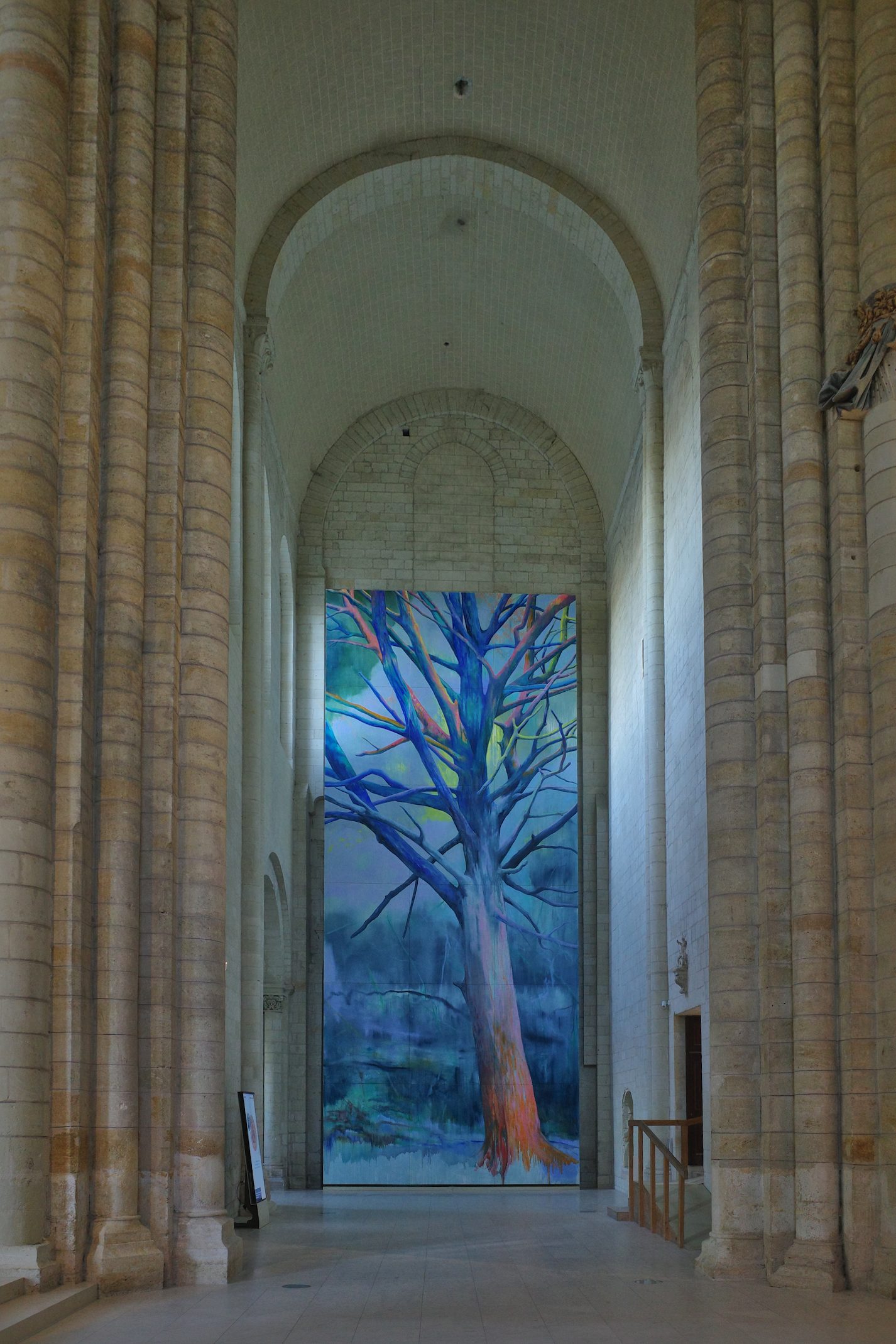 Dans l'abbatiale, je me demande si les artistes n'ont pas parfois un sentiment d'infériorité à compenser. Ceci dit c'est joli. L'auteur est Romain Bernini.