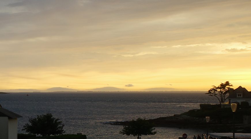 Nuages ondulants à l'horizon (ce ne sont pas des îles) vus depuis Arzon.