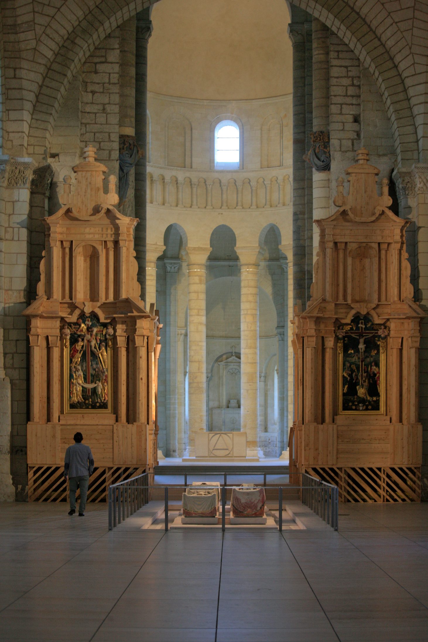 L'abbatiale avec une reconstitution en bois de la dernière demeure d'Aliénor, mausolée édifié au XVIIᵉ siècle et démantelé à partir de la Révolution.